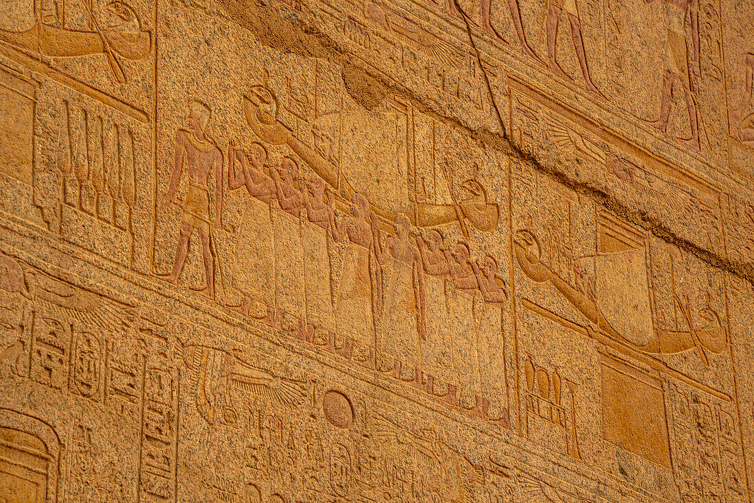 Blick auf Hieroglyphen im Karnak-Tempelkomplex, UNESCO-Weltkulturerbe, bei Luxor, Theben, Ägypten, Nordafrika, Afrika