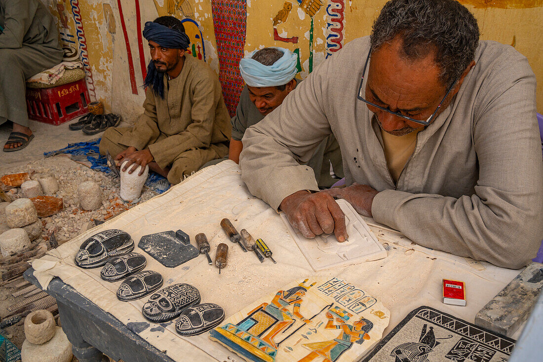 Blick auf die Steinmetzarbeiten in den Morsy Alabasterfabriken bei Luxor, Luxor, Theben, Ägypten, Nordafrika, Afrika