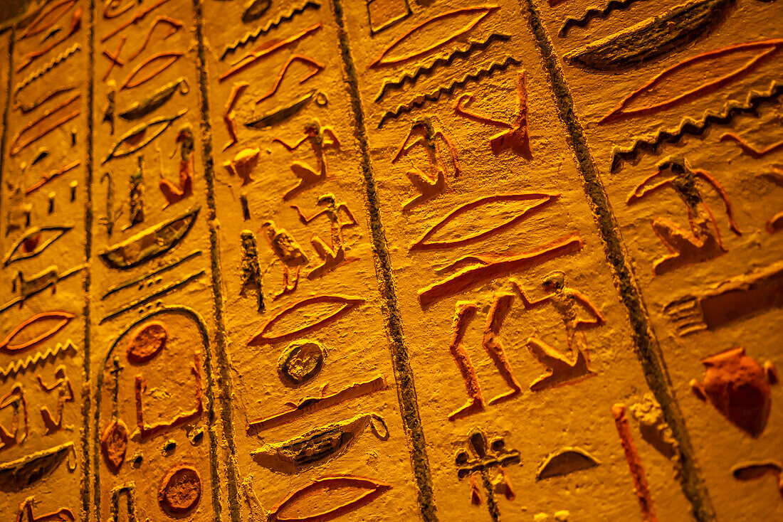 Blick auf Hieroglyphen in KV8, dem Grabmal des Merenptah, Tal der Könige, UNESCO-Welterbe, Theben, Ägypten, Nordafrika, Afrika