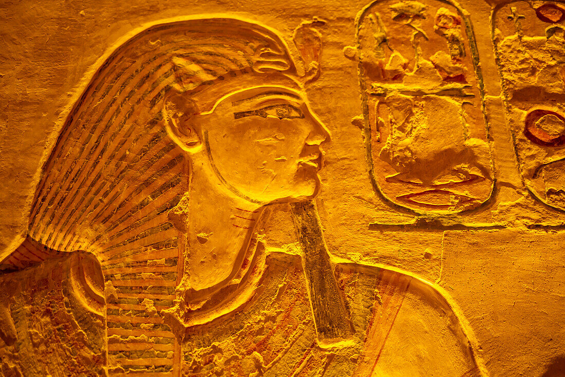 Blick auf Basrelief-Hieroglyphen in KV8, dem Grab des Merenptah, Tal der Könige, UNESCO-Welterbe, Theben, Ägypten, Nordafrika, Afrika