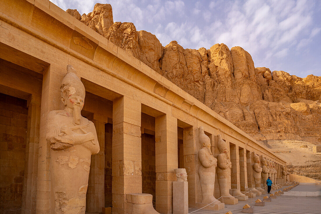 Blick auf den Totentempel der Hatschepsut, UNESCO-Welterbe, Deir el-Bahari, Theben, Ägypten, Nordafrika, Afrika