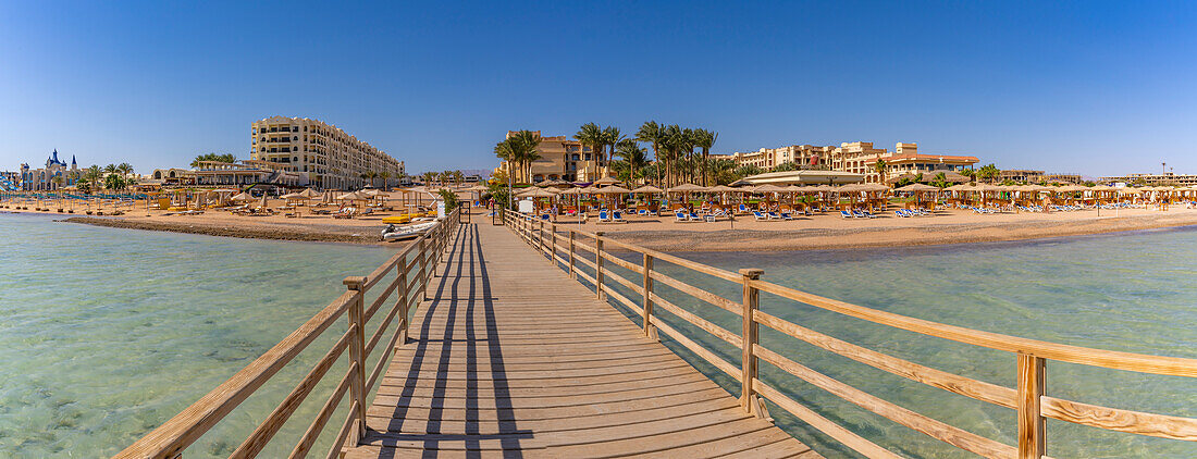 Blick auf Pier und Hotels im Hintergrund, Sahl Hasheesh, Hurghada, Rotes Meer Gouvernement, Ägypten, Nordafrika, Afrika