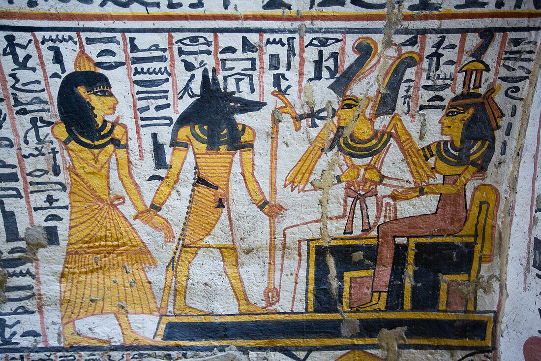 Wandmalerei des Gottes Anubis, der dem Pharao gegenübersteht, Grab von Nebenmaat, TT219, Deir el-Medina-Gräber (Arbeitergräber), Theben, UNESCO-Welterbe, Luxor, Ägypten, Nordafrika, Afrika