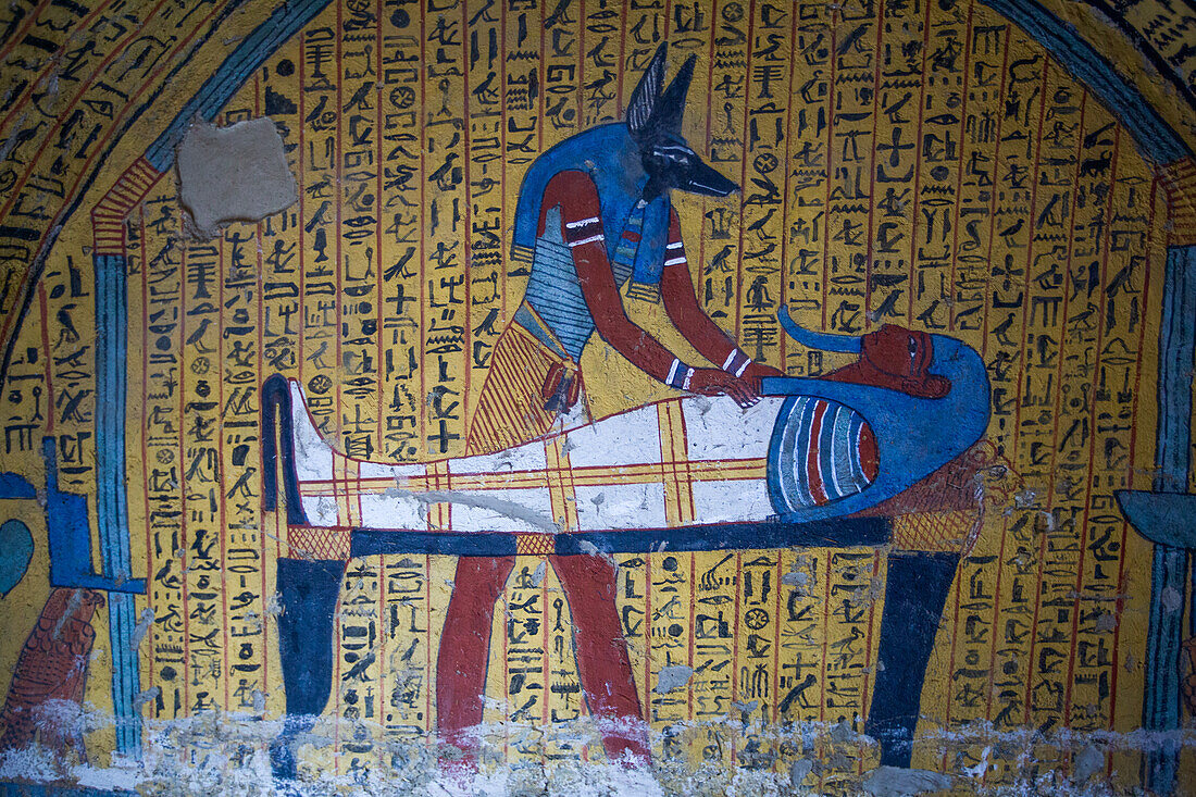 Wandmalerei des Gottes Anubis, der sich um den Pharao kümmert, Grab von Khaemteri, TT220, Deir el-Medina-Gräber (Arbeitergräber), Theben, UNESCO-Welterbe, Luxor, Ägypten, Nordafrika, Afrika