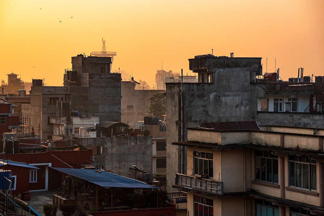 Orangefarbener Sonnenaufgang über Wohndächern in Kathmandu Thamel, Kathmandu, Nepal, Asien