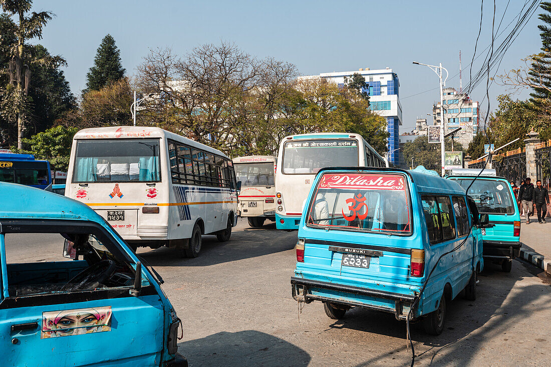 Blaue Sammeltaxis und Busse in den Straßen des Busbahnhofs von Kathmandu, nahe der New Road, Kathmandu, Nepal, Asien