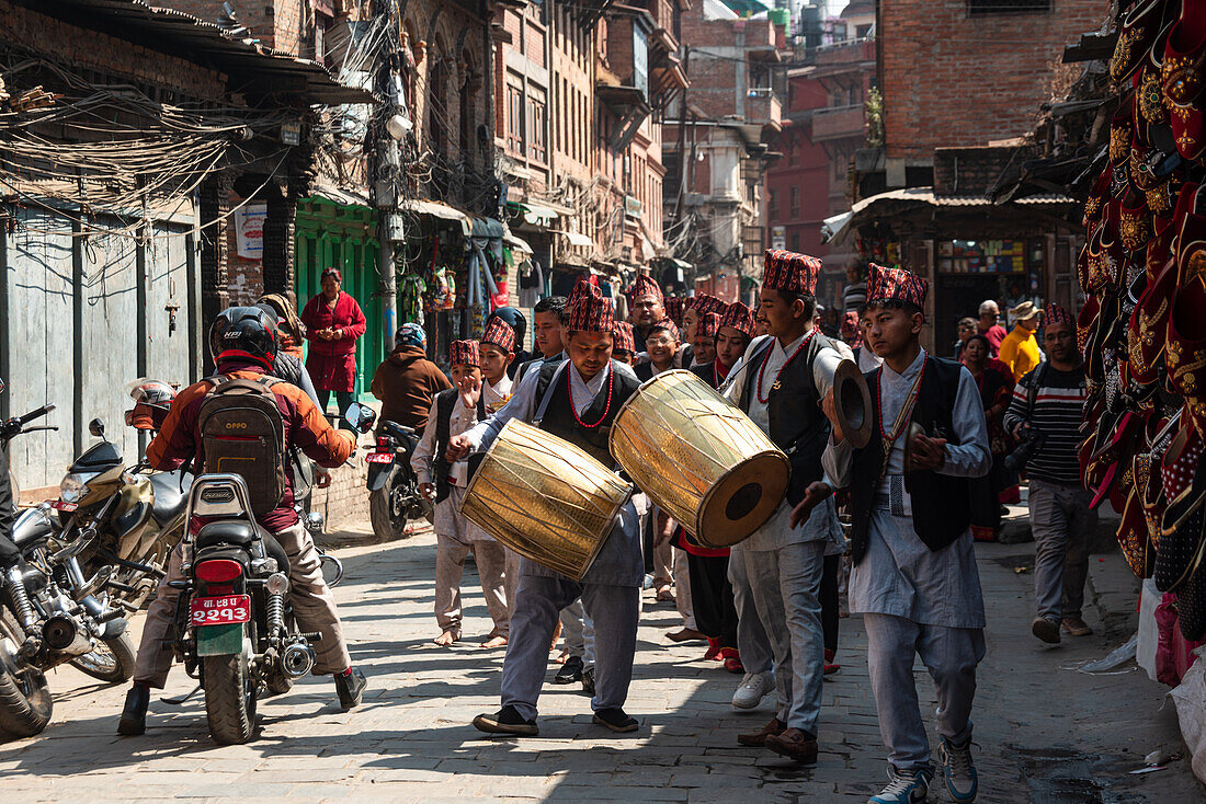 Traditionelle Trommelgruppe mit Bronzetrommeln beim Feiern in den Straßen der Altstadt von Bhaktapur, Bhaktapur, Nepal, Asien