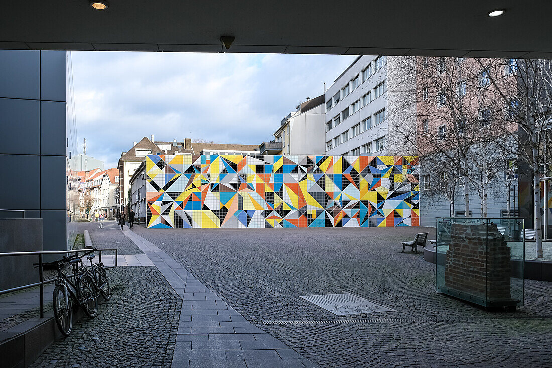 Blick auf den Paul-Klee-Platz, Innenhof des Ausstellungshauses K20, Teil der Kunstsammlung Nordrhein-Westfalen, Düsseldorf, Nordrhein-Westfalen, Deutschland, Europa