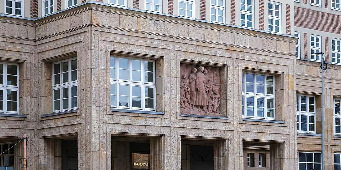 Architektonisches Detail des Wilhelm-Marx-Hauses ein historisches Hochhaus in der Innenstadt, Düsseldorf, Nordrhein-Westfalen, Deutschland, Europa