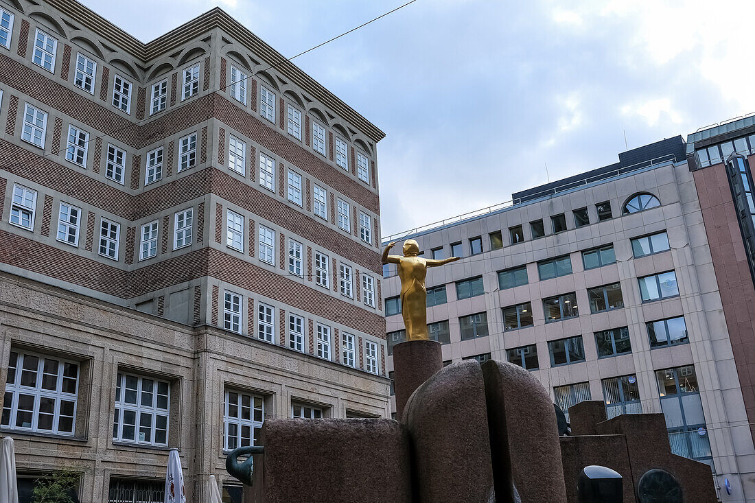 Blick auf den Musikbrunnen, ein aus Metall, Marmor und Granit gebauter Brunnen in einem Innenhof hinter dem Wilhelm-Marx-Haus, einem historischen Hochhaus in der Innenstadt, Düsseldorf, Nordrhein-Westfalen, Deutschland, Europa