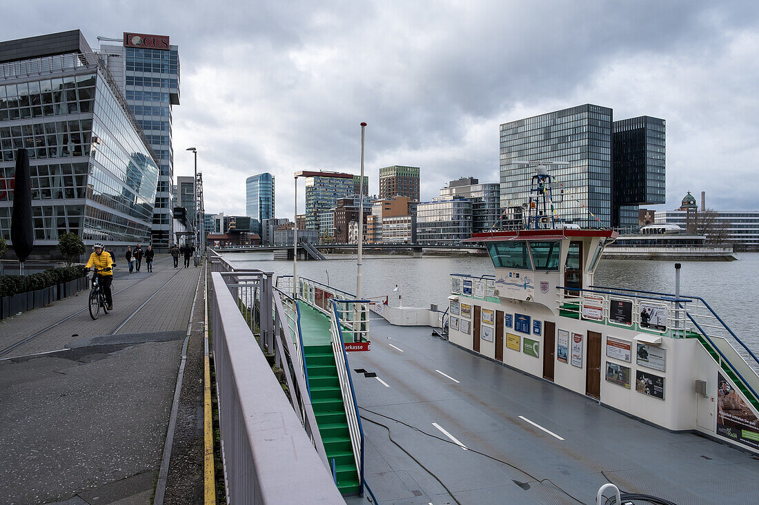 Blick auf den Düsseldorfer Hafen, ein am Rhein gelegenes Stadtviertel, in dem sich die Docks der Stadt befinden, Düsseldorf, Nordrhein-Westfalen, Deutschland, Europa