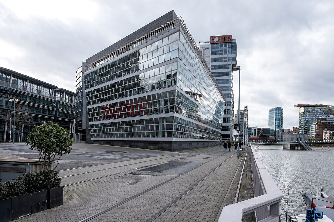 Blick auf den Düsseldorfer Hafen, ein am Rhein gelegenes Stadtviertel, in dem sich die Docks der Stadt befinden, Düsseldorf, Nordrhein-Westfalen, Deutschland, Europa