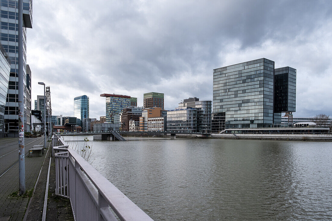 Blick auf den Düsseldorfer Hafen, ein Stadtviertel am Rhein und Standort der städtischen Hafenanlagen, Düsseldorf, Nordrhein-Westfalen, Deutschland, Europa