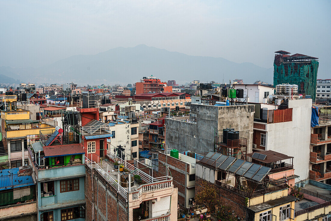 Sonnenaufgangssilhouette mit bunten Häusern und Wohndächern, des dicht besiedelten Thamel in Kathmandu, Nepal, Asien