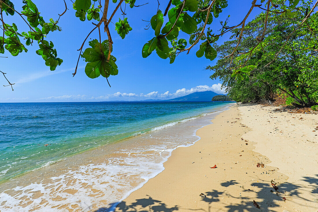 Blick vom Pulisan-Strand auf den Tangkoko-Berg und den dahinter liegenden Nationalpark, Pulisan, Minahasa-Hochland, Nordsulawesi, Indonesien, Südostasien, Asien