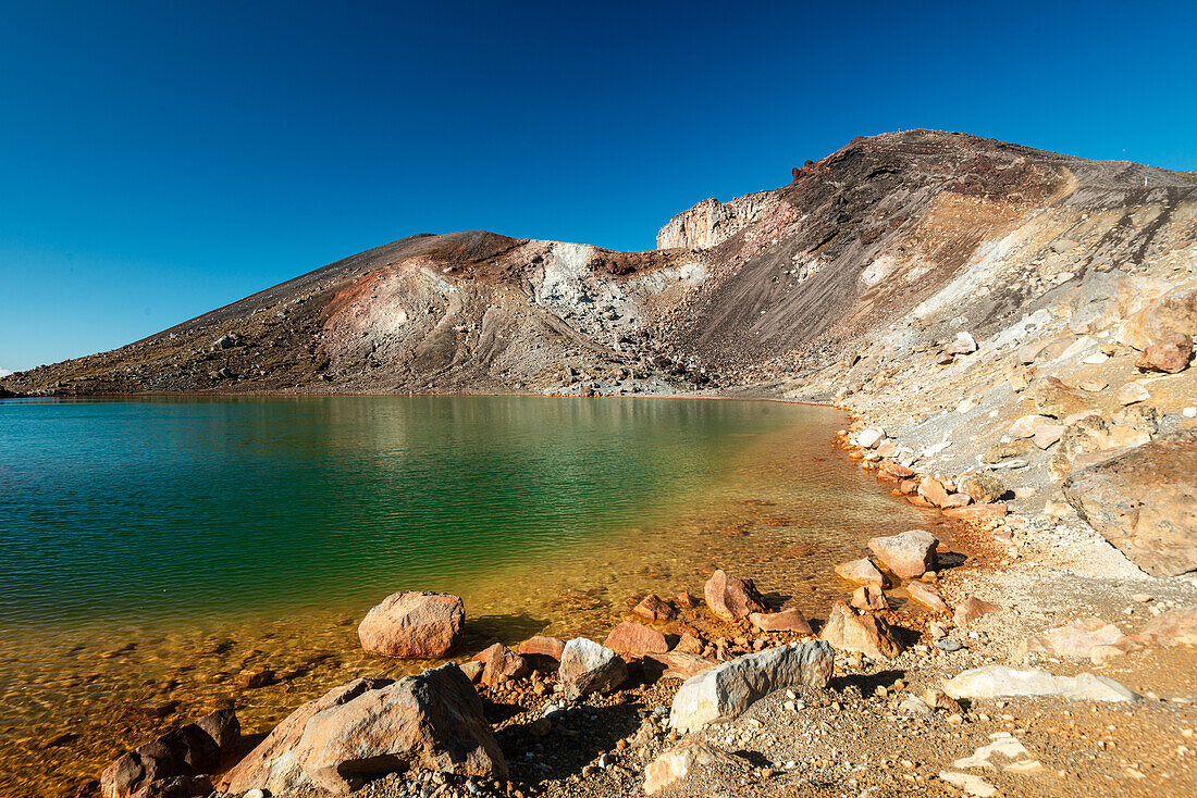 Shore of the Emerald Lake, natural vibrant colour gradient with view on the Red Crater Volcano of Tongariro National Park, UNESCO World Heritage Site, North Island, New Zealand, Pacific