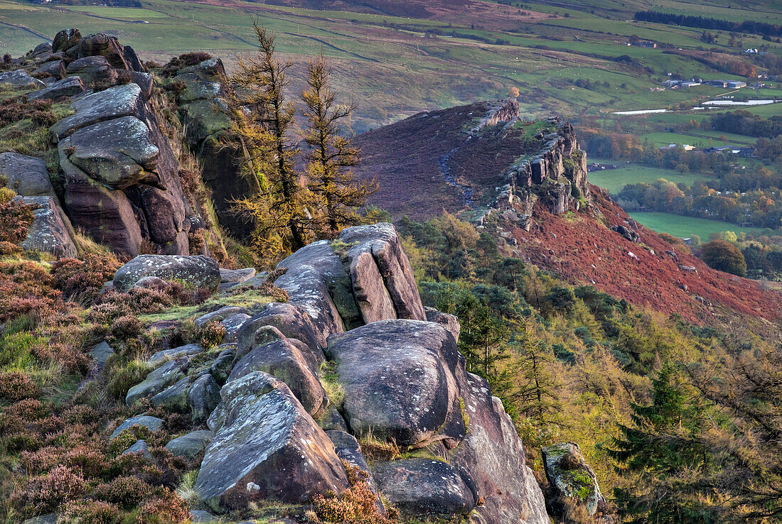 Hühnerwolke an der Felsformation The Roaches im Herbst, nahe Leek, Peak District National Park, Staffordshire Moorlands, Staffordshire, England, Vereinigtes Königreich, Europa