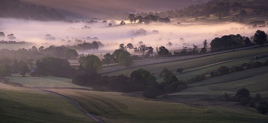 Nebel und Dunst im Upper Dove Valley in der Morgendämmerung, bei Longnor, Peak District National Park, Derbyshire, England, Vereinigtes Königreich, Europa