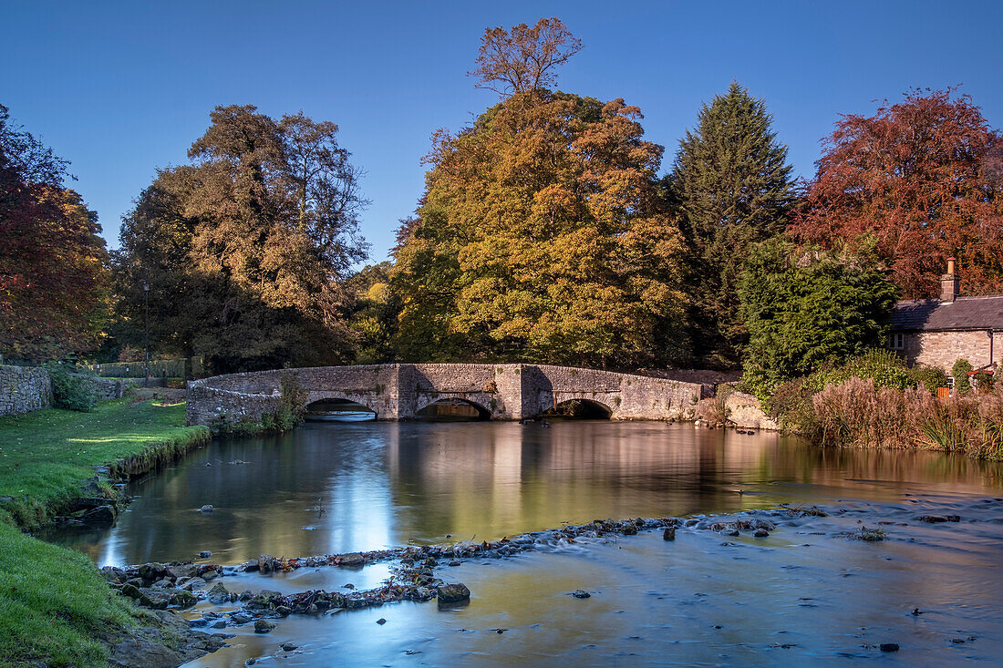 Sheepwash Bridge and the River Wye in autumn, Ashford in the Water, Peak District National Park, Derbyshire, England, United Kingdom, Europe