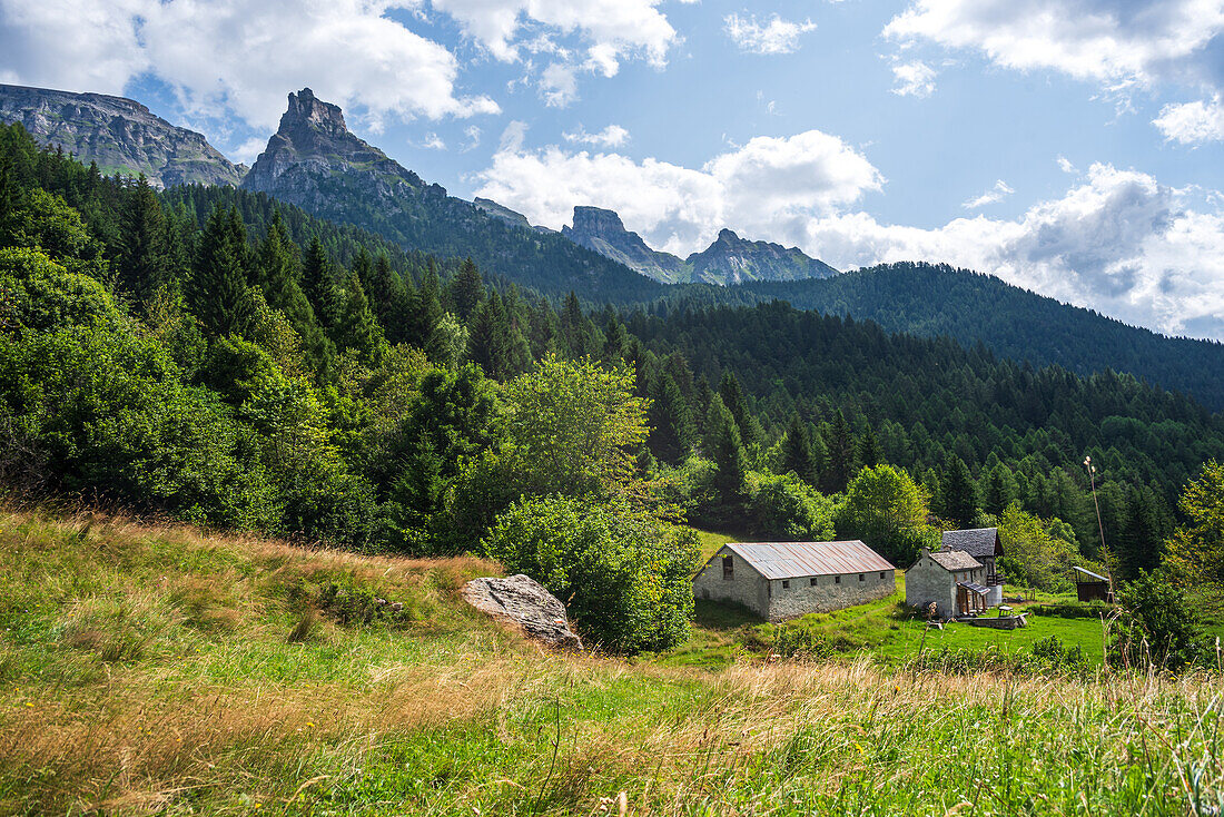 Alpendorf mit den Bergen der Alpen am Horizont, Alpe Devero Gebiet, Italienische Alpen, Italien, Europa