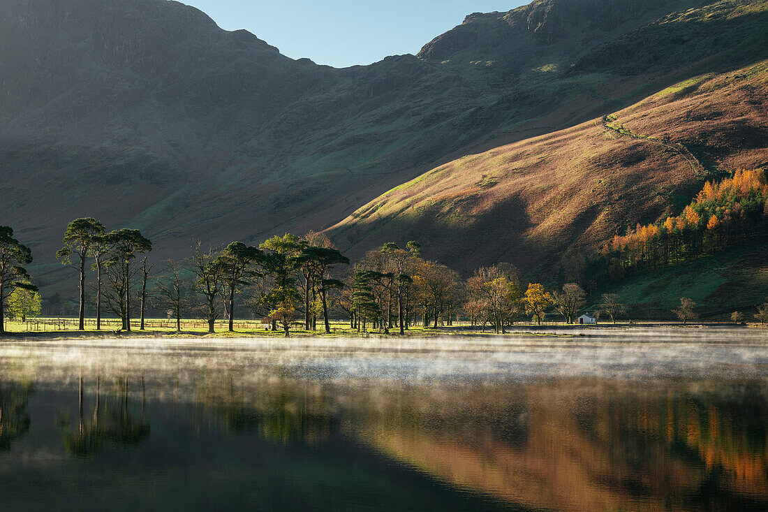 Buttermere in der Morgendämmerung, Lake-District-Nationalpark, UNESCO-Welterbe, Cumbria, England, Vereinigtes Königreich, Europa