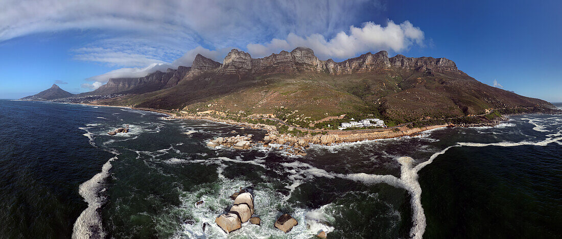 Die Zwölf Apostel, Teil des Tafelbergkomplexes mit Blick auf die Camps Bay in Kapstadt, Westkap, Südafrika, Afrika