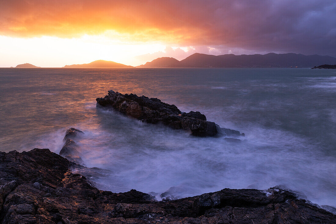 Ein erstaunlicher Sonnenuntergang, aufgenommen entlang der Tellaro-Klippe an einem Wintertag, Lerici, Provinz La Spezia, Italien, Europa