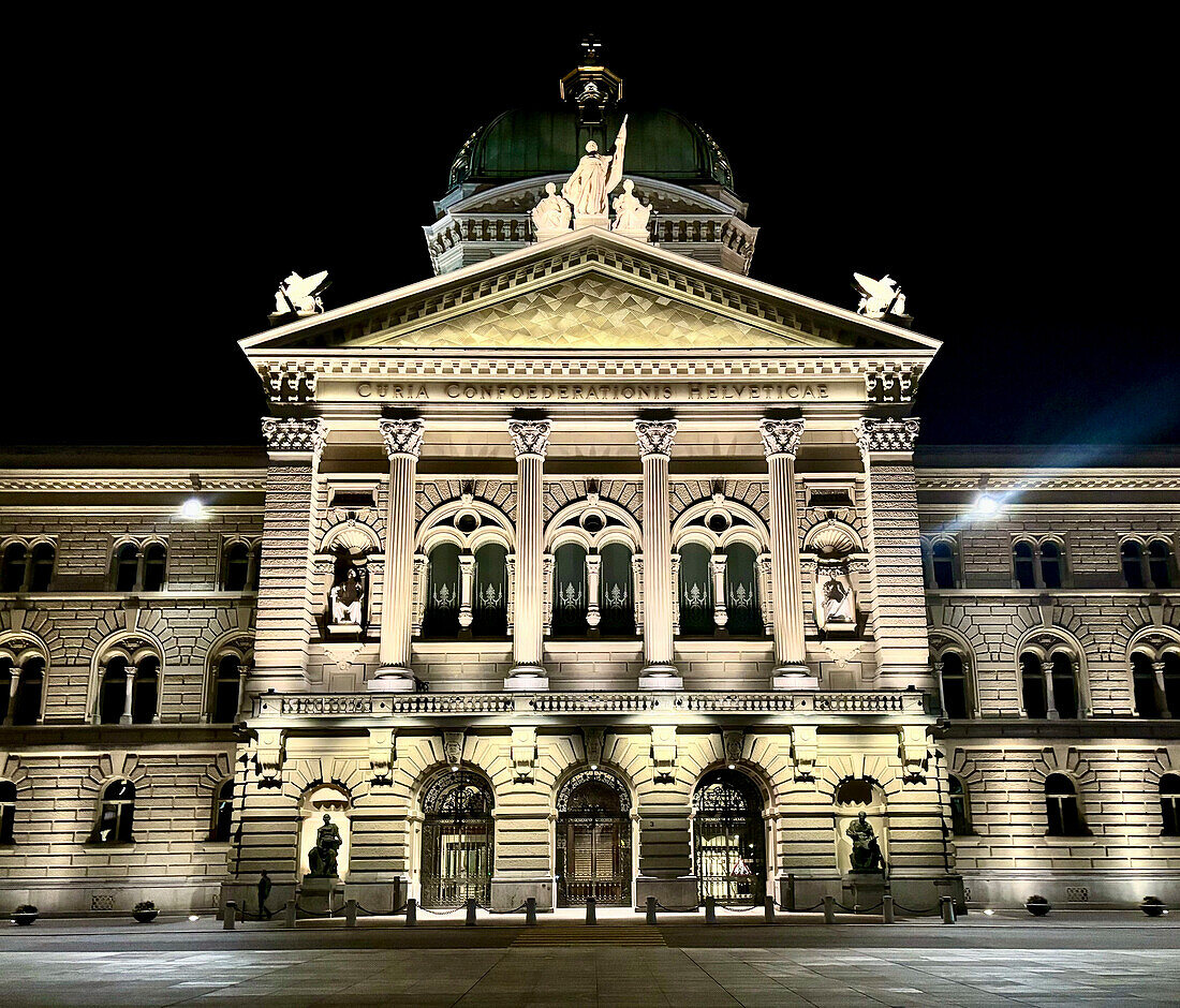 Das Bundeshaus der Schweiz, ein Gebäude, in dem die Schweizerische Bundesversammlung (Legislative) und der Bundesrat (Exekutive) untergebracht sind und das Sitz der Schweizer Regierung und des Parlaments ist, Bern, Schweiz, Europa