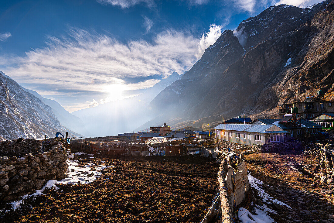 Blick auf das weite Tal bei Sonnenuntergang im Dorf Lang Tang, einem hoch gelegenen Dorf auf dem Lang Tang Valley Trek, Himalaya, Nepal, Asien