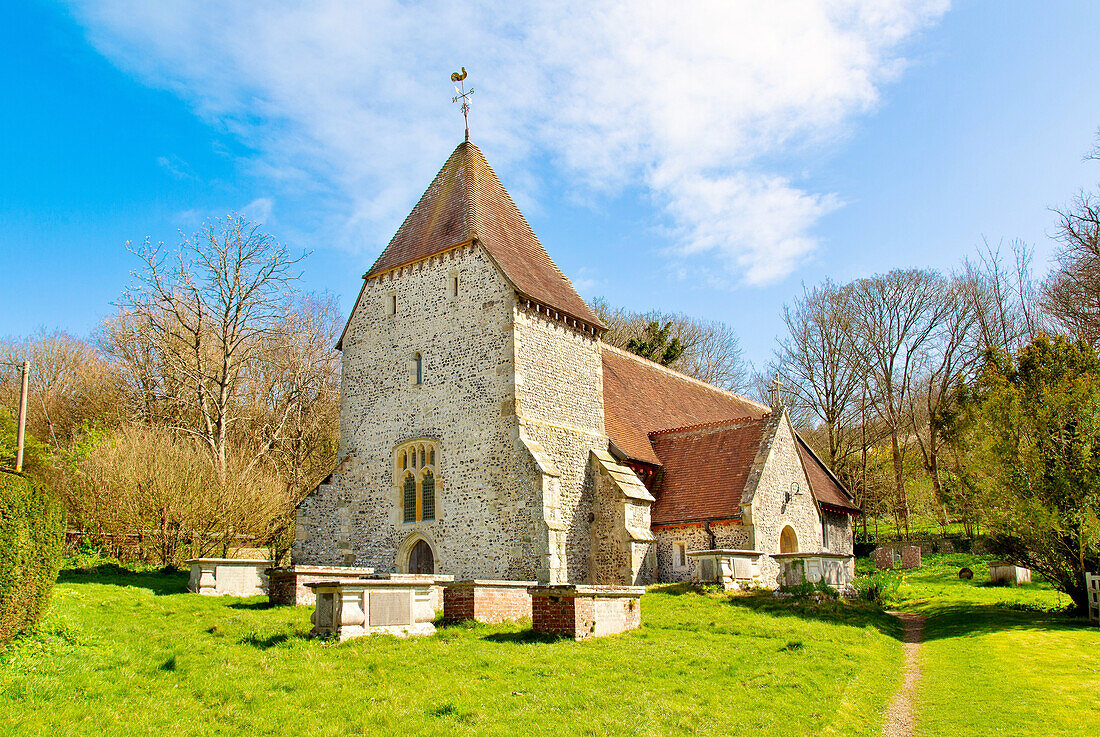 All Saints Church in West Dean, die von John Betjeman als einzigartig in Sussex beschriebene Turmspitze, Westdean, East Sussex, England, Vereinigtes Königreich, Europa