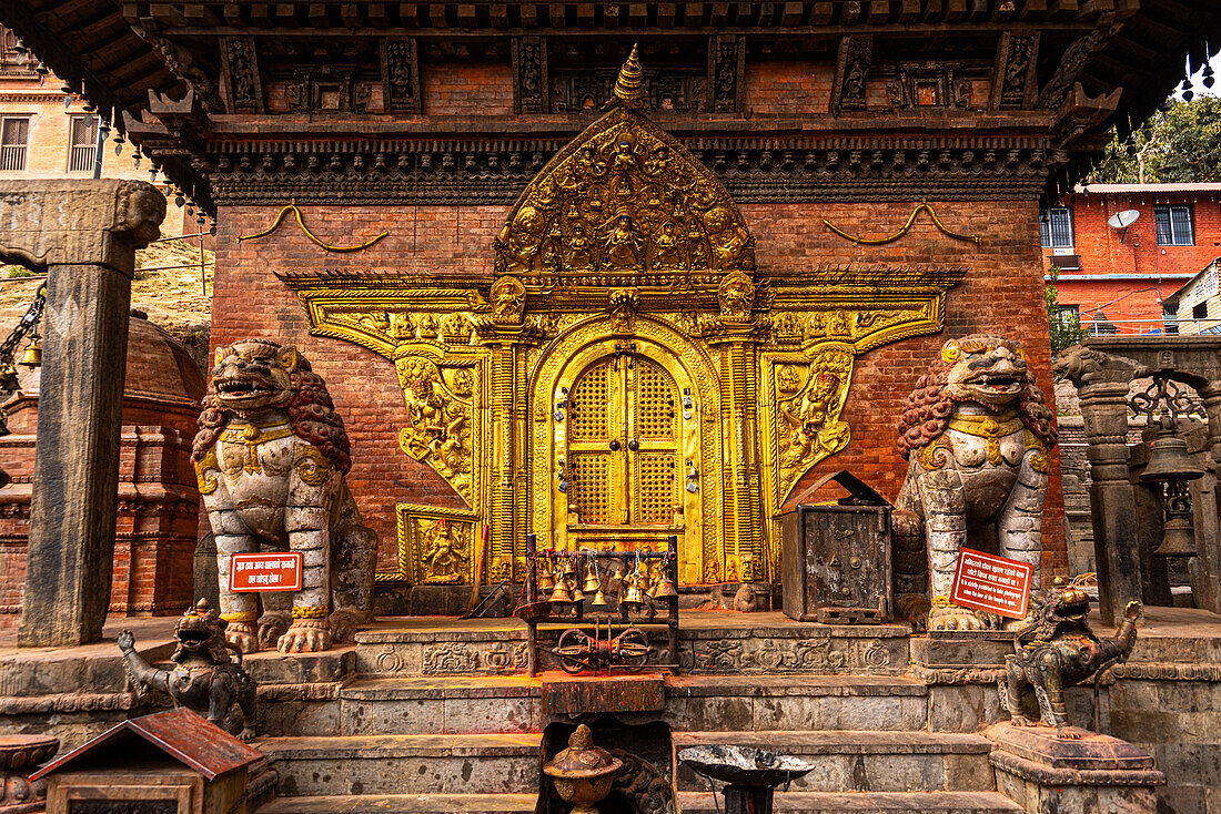 Goldene Tore des heiligen Milarepa-Schreins in Sankhu, Nepal, Asien