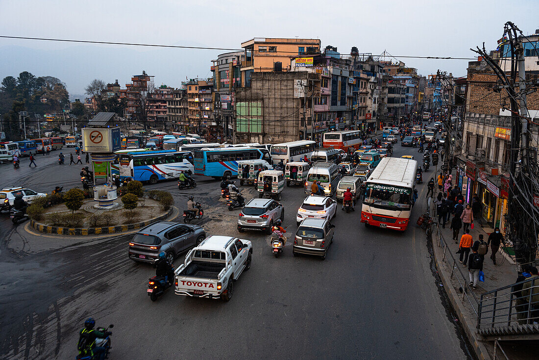 Verkehrsstau und Kreisverkehr, Ringstraßenkreuzung mit starkem Verkehr, Chabahil, Kathmandu, Nepal, Asien