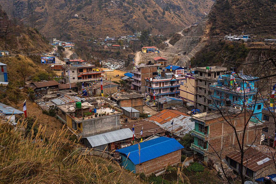 Blick über die Dächer des Himalaya-Dorfes Syapru Besi am Pasang Lhamu Highway, Nepal, Asien