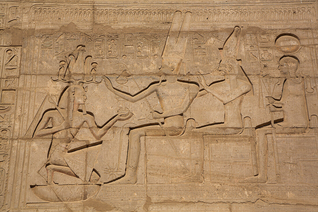 Pharao links, Gott Atum in der Mitte, Reliefs, Ramesseum, Gedächtnistempel des Pharao Ramses II, 13. Jahrhundert v. Chr., Antikes Theben, UNESCO-Welterbe, Luxor, Ägypten, Nordafrika, Afrika