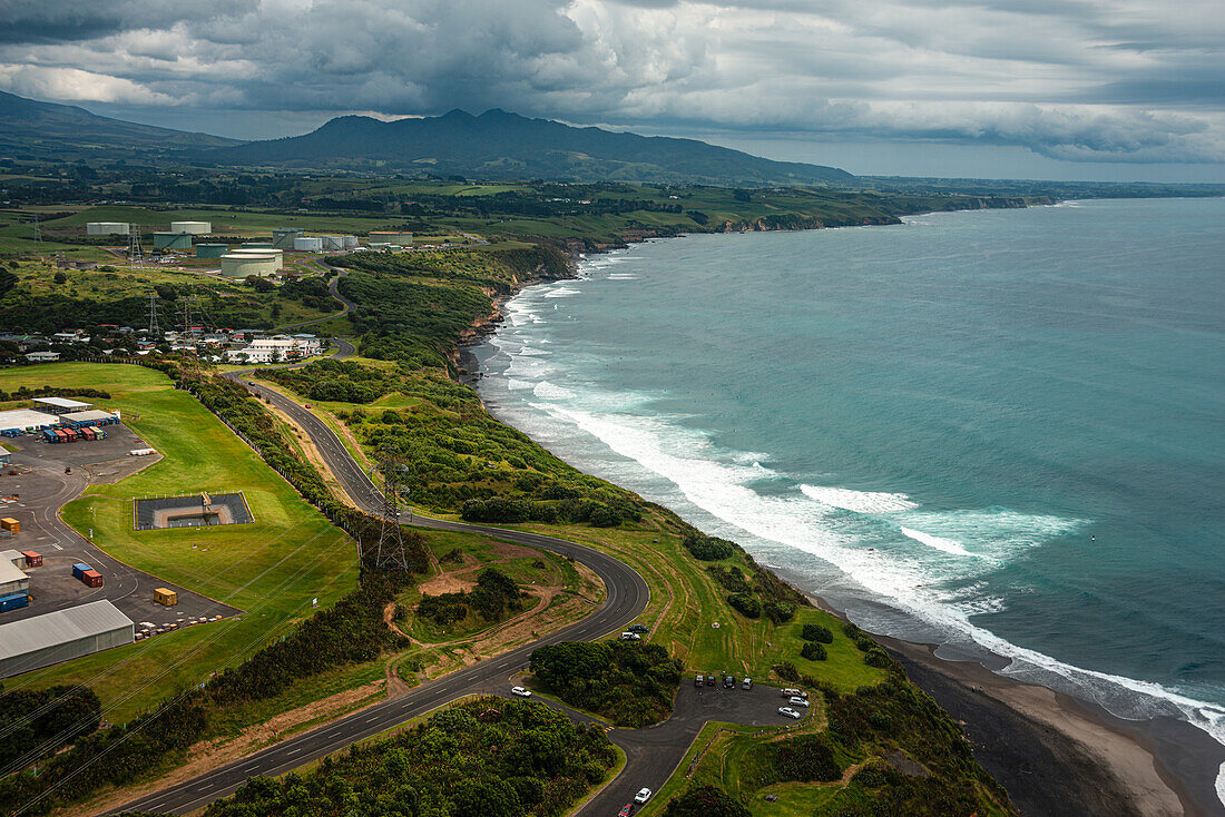 Blick auf das Ufer und die Küstenlinie von New Plymouth, Richtung Westen nach Oakura, New Plymouth, Nordinsel, Neuseeland, Pazifik