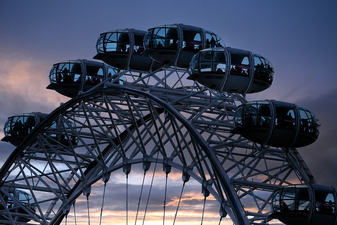 Besucher in Gondeln auf dem London Eye bei Sonnenuntergang, London, England, Vereinigtes Königreich, Europa