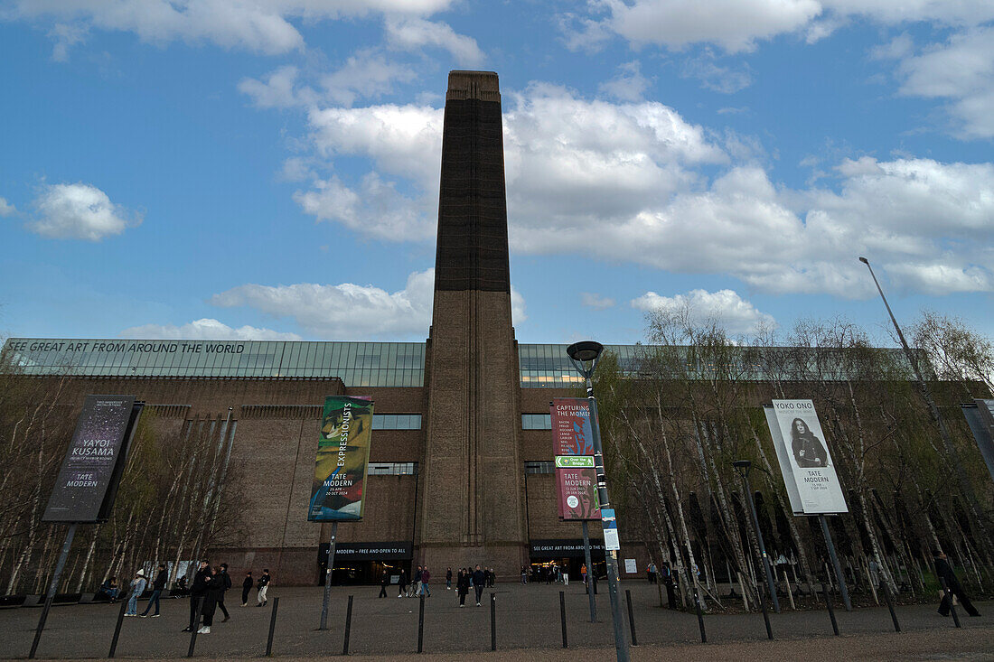 Die Frontfassade der Tate Modern Kunstgalerie am Südufer der Themse, London, England, Vereinigtes Königreich, Europa