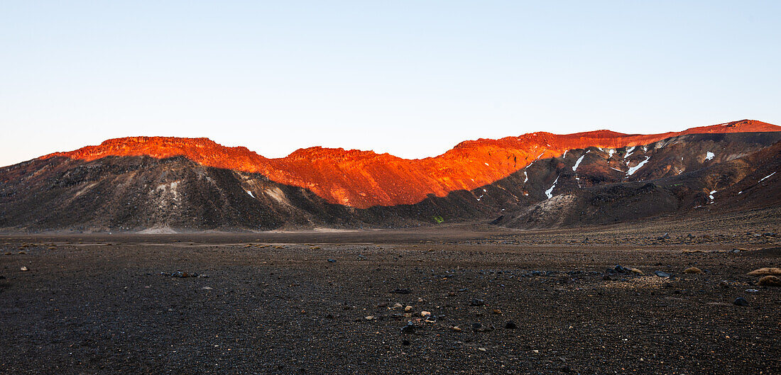 Die Wände des Vulkans Tongariro im roten Licht des Sonnenaufgangs, vulkanische Ebenen in Neuseeland, Tongariro-Nationalpark, UNESCO-Weltkulturerbe, Nordinsel, Neuseeland, Pazifik