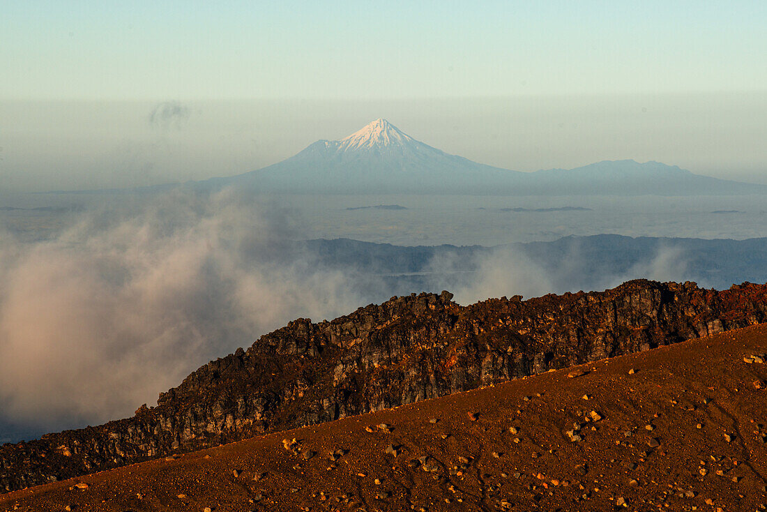 Vulkanlandschaft mit Blick auf den weit entfernten Taranaki-Vulkan, vom Tongariro-Nationalpark aus gesehen, UNESCO-Welterbe, Nordinsel, Neuseeland, Pazifik