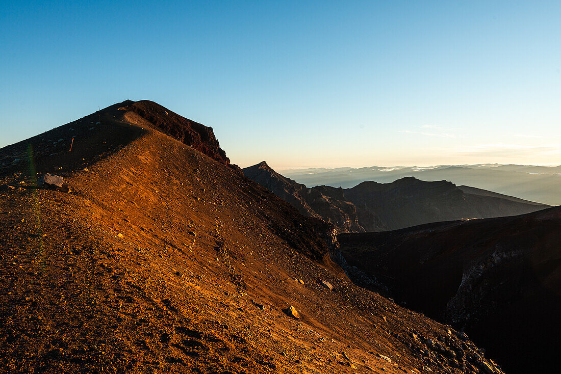 Sonnenaufgang an den Vulkanhängen Red Crater, Tongariror Crossing, Tongariro National Park, UNESCO Welterbe, Nordinsel, Neuseeland, Pazifik