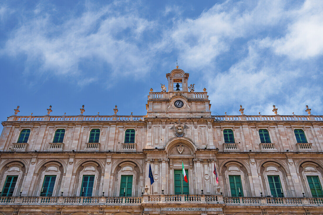 Historische Fassade der Universität von Catania auf dem Hauptplatz von Catania, Sizilien, Italien, Mittelmeerraum, Europa