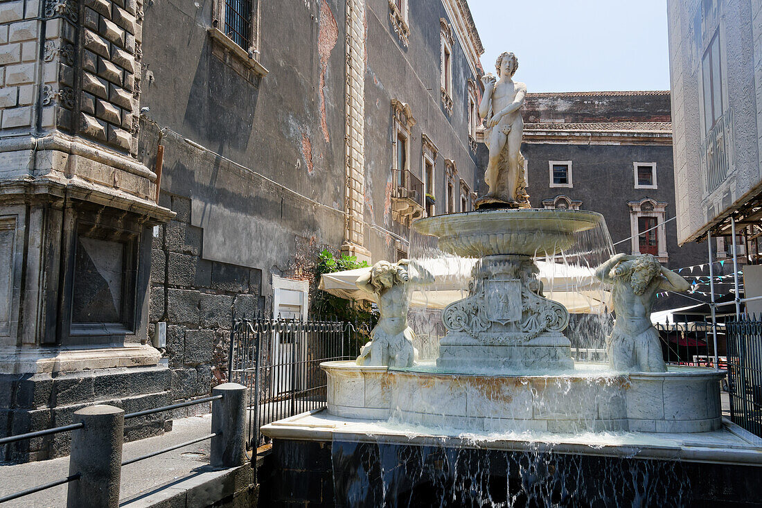 Amenanischer Barockbrunnen mit mythischen Figuren von Tito Angelini, beschriftet mit dem Stadtwappen und einem jungen Mann, der ein Füllhorn hält, Catania, Sizilien, Italien, Mittelmeerraum, Europa