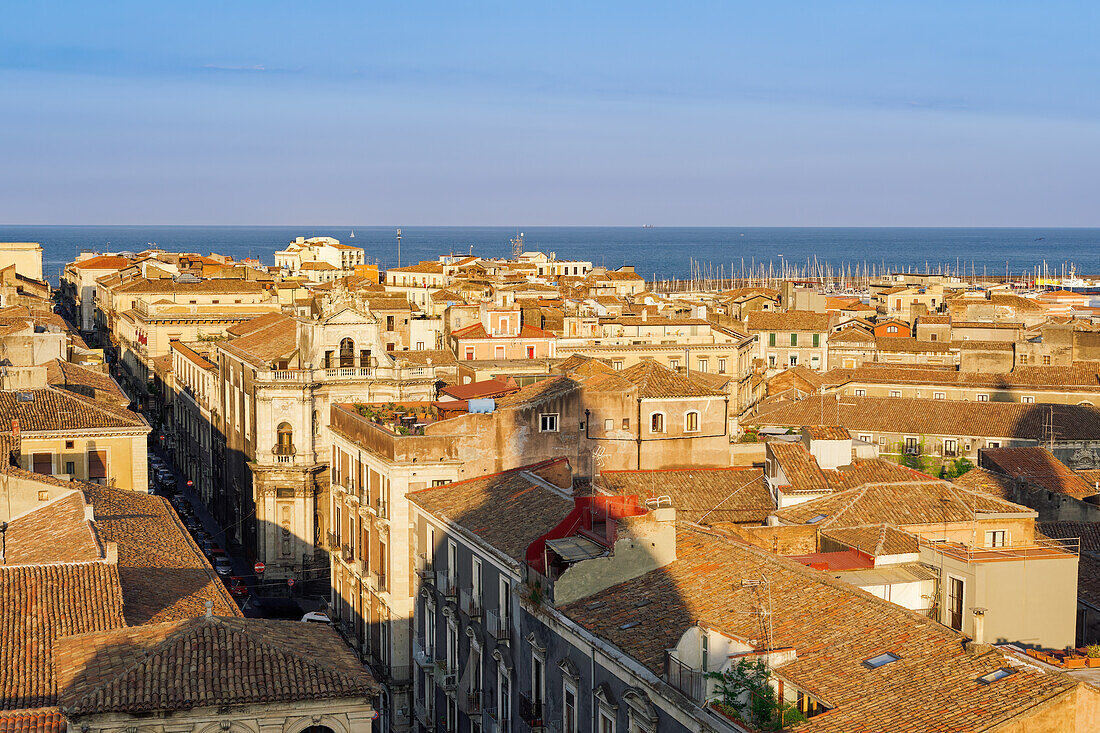 Panoramablick auf Catania mit traditionellen Gebäuden, der römisch-katholischen Kirche San Placido und dem ehemaligen Benediktinerkloster, Catania, Sizilien, Italien, Mittelmeerraum, Europa