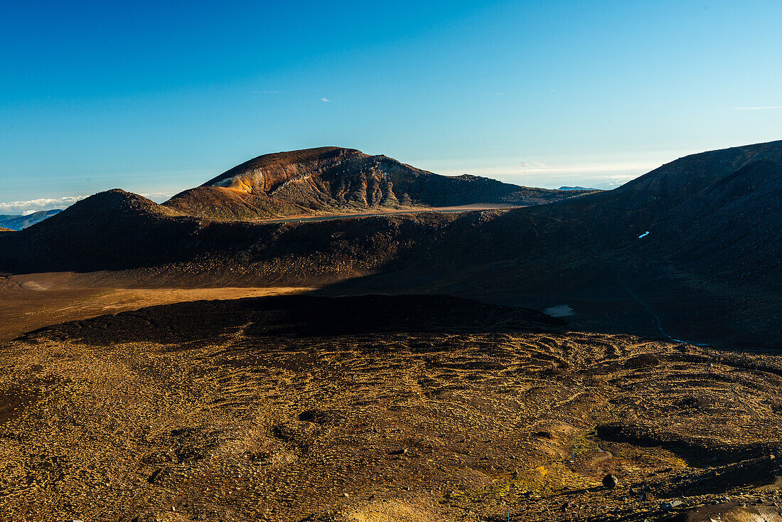 Trockene Vulkanlandschaft auf der Gipfelebene am Tongariro Alpine Crossing, Tongariro National Park, UNESCO Weltkulturerbe, Nordinsel, Neuseeland, Pazifik