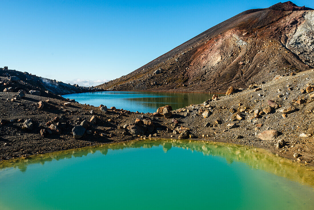 Nahaufnahme des türkisfarbenen, leuchtenden Smaragdsees mit dampfendem Vulkan, Tongariro Crossing, Tongariro National Park, UNESCO Weltnaturerbe, Nordinsel, Neuseeland, Pazifik