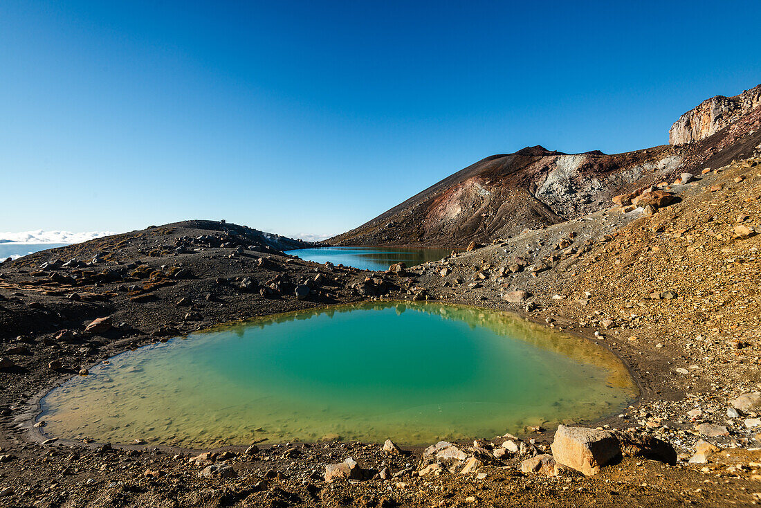 Nahaufnahme des türkisfarbenen, leuchtenden Emerald Lake mit dampfendem Vulkan am Tongariro Crossing, Tongariro National Park, UNESCO Weltnaturerbe, Nordinsel, Neuseeland, Pazifik