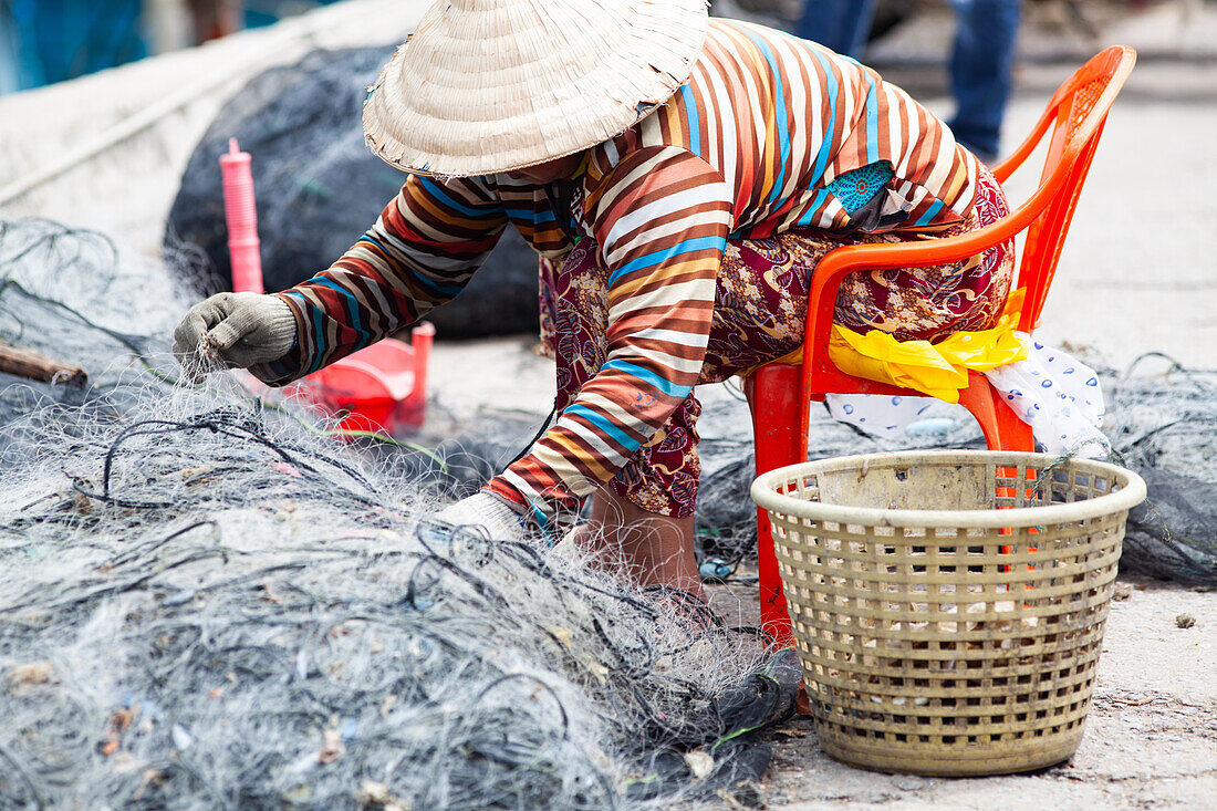 Fischernetz flicken, Nam Du Inseln, Kien Giang, Vietnam, Indochina, Südostasien, Asien