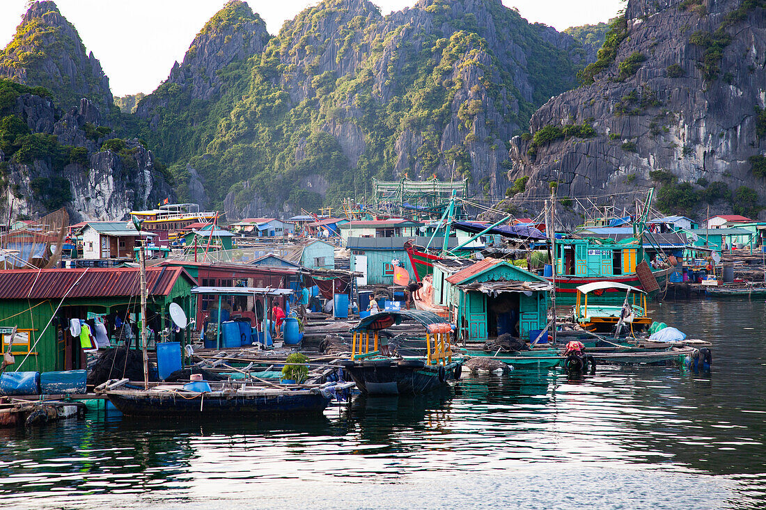 Ha Long-Bucht von der Insel Cat Ba aus, im Hintergrund die Stadt Ha Long, UNESCO-Welterbe, Vietnam, Indochina, Südostasien, Asien