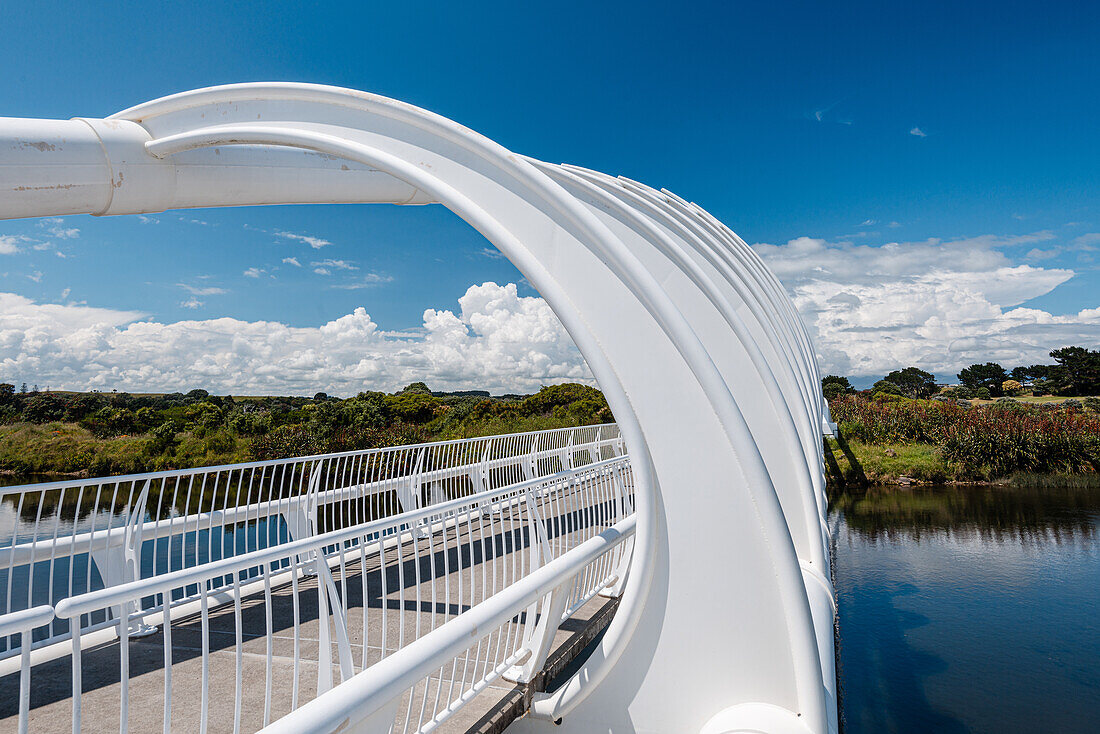 Te Rewa Rewa-Brücke vor blauem Himmel, New Plymouth, Region Taranaki, Nordinsel, Neuseeland, Pazifik