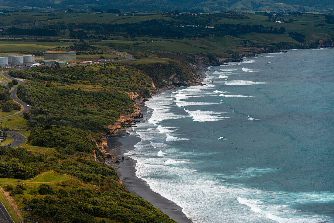 Blick aus der Luft entlang der blauen Küste der Nordinsel bei New Plymouth, Nordinsel, Neuseeland, Pazifik